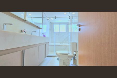 Casa de condomínio à venda com 265m², 5 quartos e 4 vagas Casa de condomínio à venda com 265m², 5 quartos e 4 vagasBanheiro