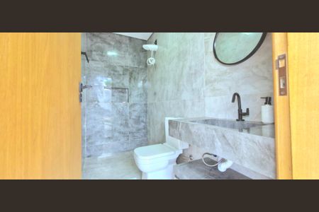 Casa de condomínio à venda com 265m², 5 quartos e 4 vagas Casa de condomínio à venda com 265m², 5 quartos e 4 vagasBanheiro de Serviço