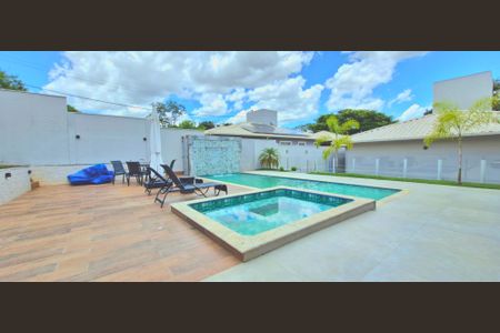 Casa de condomínio à venda com 265m², 5 quartos e 4 vagas Casa de condomínio à venda com 265m², 5 quartos e 4 vagasÁrea comum - Piscina