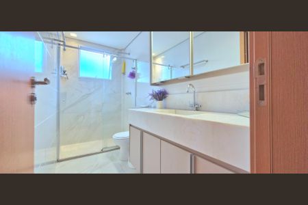 Casa de condomínio à venda com 265m², 5 quartos e 4 vagas Casa de condomínio à venda com 265m², 5 quartos e 4 vagasBanheiro 1