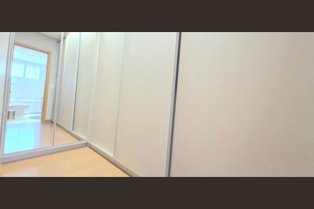 Casa de condomínio à venda com 265m², 5 quartos e 4 vagas Casa de condomínio à venda com 265m², 5 quartos e 4 vagas Quarto 4