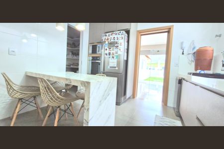 Casa de condomínio à venda com 265m², 5 quartos e 4 vagas Casa de condomínio à venda com 265m², 5 quartos e 4 vagasCozinha