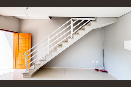 Casa à venda com 106m², 3 quartos e 3 vagas Casa à venda com 106m², 3 quartos e 3 vagasEscada