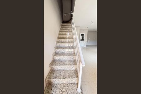 Casa à venda com 106m², 3 quartos e 3 vagas Casa à venda com 106m², 3 quartos e 3 vagasEscada