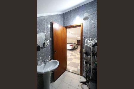 Casa à venda com 326m², 4 quartos e 8 vagas Casa à venda com 326m², 4 quartos e 8 vagasBanheiro da garagem