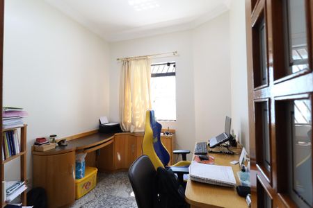 Casa à venda com 326m², 4 quartos e 8 vagas Casa à venda com 326m², 4 quartos e 8 vagasEscritório