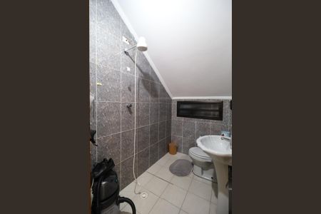 Casa à venda com 326m², 4 quartos e 8 vagas Casa à venda com 326m², 4 quartos e 8 vagasBanheiro da garagem