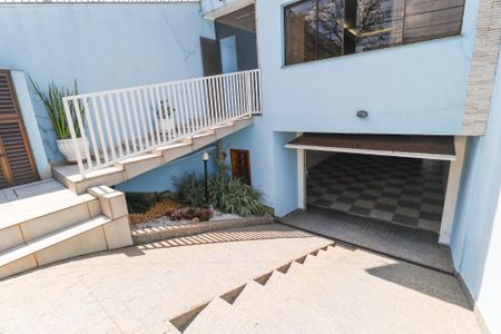 Casa à venda com 326m², 4 quartos e 8 vagas Casa à venda com 326m², 4 quartos e 8 vagasEntrada