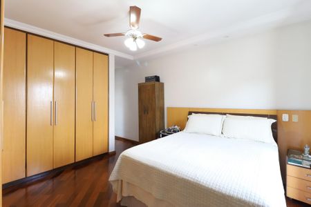 Casa à venda com 326m², 4 quartos e 8 vagas Casa à venda com 326m², 4 quartos e 8 vagasSuíte