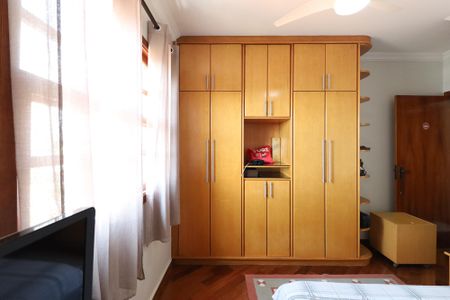 Casa à venda com 326m², 4 quartos e 8 vagas Casa à venda com 326m², 4 quartos e 8 vagasQuarto 2