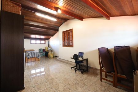 Casa à venda com 326m², 4 quartos e 8 vagas Casa à venda com 326m², 4 quartos e 8 vagasSótão