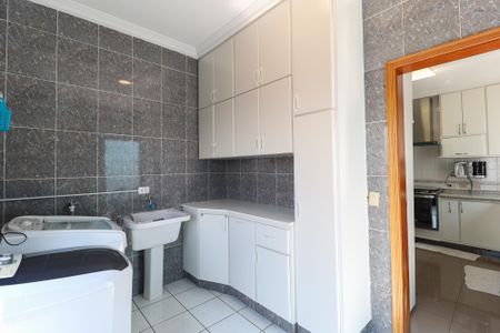 Casa à venda com 326m², 4 quartos e 8 vagas Casa à venda com 326m², 4 quartos e 8 vagasÁrea de serviço