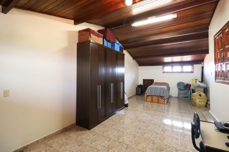 Casa à venda com 326m², 4 quartos e 8 vagas Casa à venda com 326m², 4 quartos e 8 vagasSótão