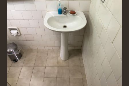 Casa à venda com 210m², 3 quartos e 8 vagas Casa à venda com 210m², 3 quartos e 8 vagasBanheiro