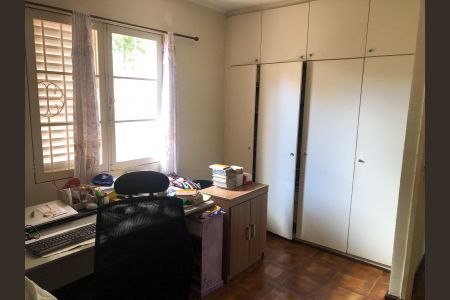 Casa à venda com 210m², 3 quartos e 8 vagas Casa à venda com 210m², 3 quartos e 8 vagasEscritório