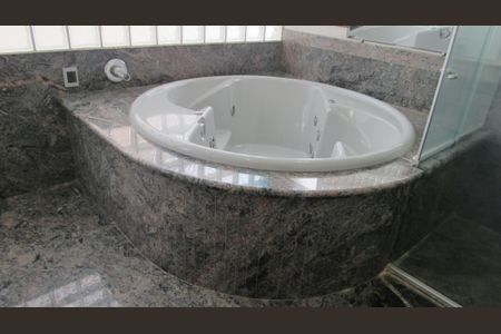 Casa à venda com 652m², 5 quartos e 5 vagasSuíte