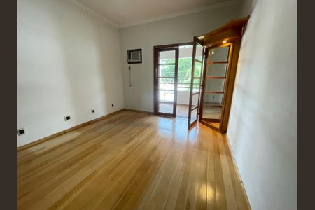 Casa à venda com 652m², 5 quartos e 5 vagasSuíte