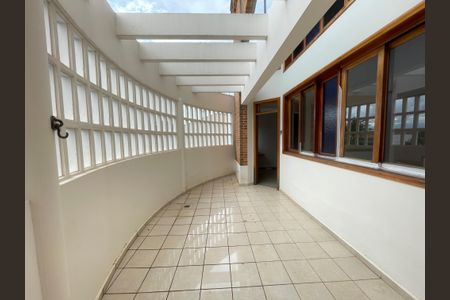 Casa à venda com 652m², 5 quartos e 5 vagasHall social