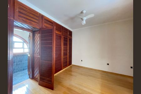 Casa à venda com 652m², 5 quartos e 5 vagasSuíte
