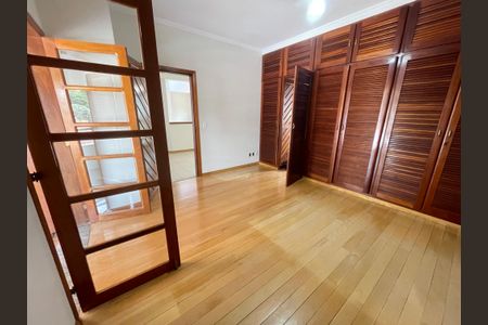 Casa à venda com 652m², 5 quartos e 5 vagasSuíte