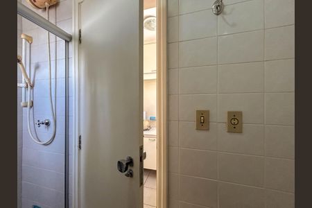 Apartamento à venda com 198m², 3 quartos e 4 vagas Apartamento à venda com 198m², 3 quartos e 4 vagasBanheiro de serviço