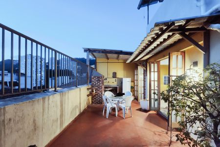 Apartamento à venda com 138m², 4 quartos e 1 vaga Apartamento à venda com 138m², 4 quartos e 1 vagaVaranda