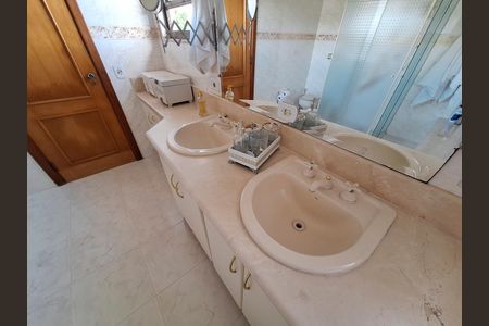 Casa à venda com 311m², 4 quartos e 6 vagasBanheiro Quarto 4