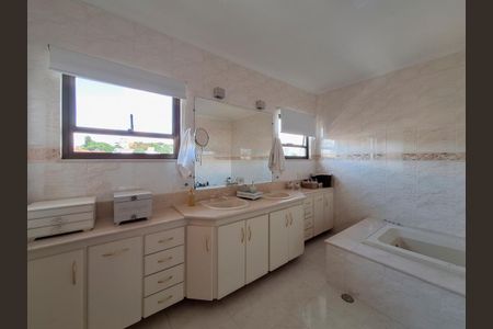 Casa à venda com 311m², 4 quartos e 6 vagasBanheiro Quarto 4