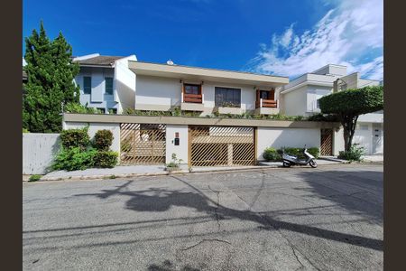 Casa à venda com 311m², 4 quartos e 6 vagasFachada