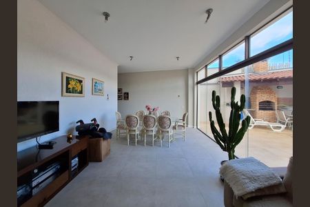 Casa à venda com 311m², 4 quartos e 6 vagasSalão