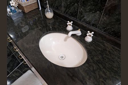 Casa à venda com 311m², 4 quartos e 6 vagasBanheiro Quarto 1