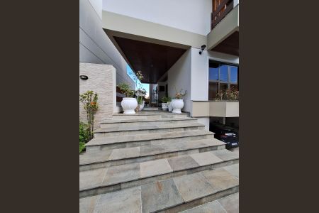 Casa à venda com 311m², 4 quartos e 6 vagasEntrada