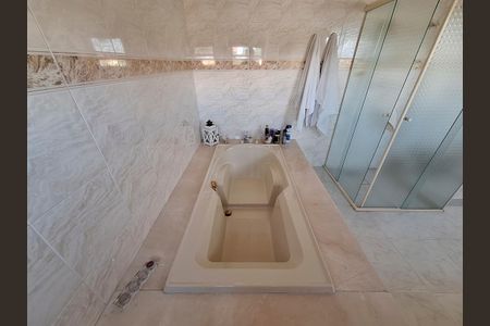 Casa à venda com 311m², 4 quartos e 6 vagasBanheiro Quarto 4