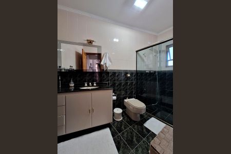 Casa à venda com 311m², 4 quartos e 6 vagasBanheiro Quarto 1