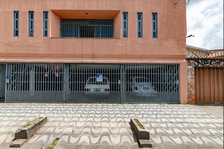 Casa à venda com 250m², 4 quartos e 4 vagas Casa à venda com 250m², 4 quartos e 4 vagasFachada