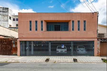 Casa à venda com 250m², 4 quartos e 4 vagas Casa à venda com 250m², 4 quartos e 4 vagasFachada