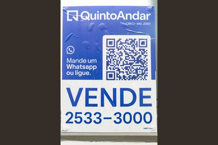 Casa à venda com 250m², 4 quartos e 4 vagas Casa à venda com 250m², 4 quartos e 4 vagasPlaca de vende instalada na janela do imovel (HMFD-341)