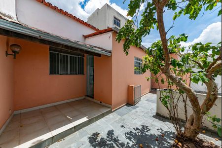 Casa à venda com 250m², 4 quartos e 4 vagas Casa à venda com 250m², 4 quartos e 4 vagasQuintal