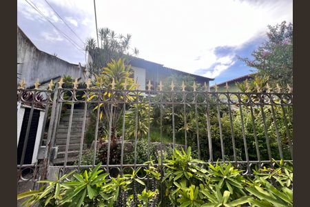 Casa à venda com 700m², 4 quartos e 2 vagas Casa à venda com 700m², 4 quartos e 2 vagasFachada