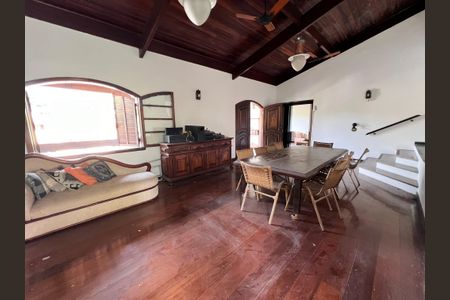 Casa à venda com 700m², 4 quartos e 2 vagas Casa à venda com 700m², 4 quartos e 2 vagasSala