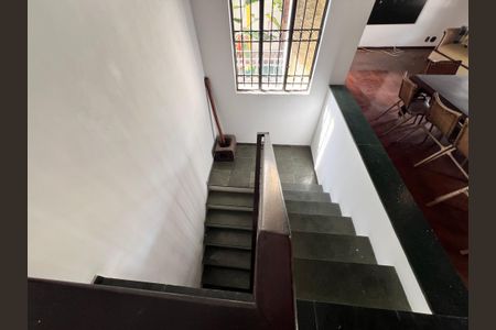 Casa à venda com 700m², 4 quartos e 2 vagas Casa à venda com 700m², 4 quartos e 2 vagasEscada