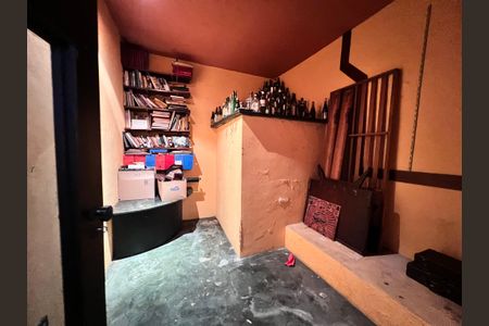 Casa à venda com 700m², 4 quartos e 2 vagas Casa à venda com 700m², 4 quartos e 2 vagasBiblioteca