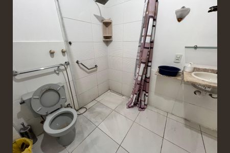 Casa à venda com 700m², 4 quartos e 2 vagas Casa à venda com 700m², 4 quartos e 2 vagasBanheiro