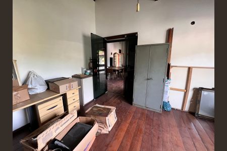 Casa à venda com 700m², 4 quartos e 2 vagas Casa à venda com 700m², 4 quartos e 2 vagasSala