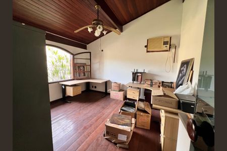 Casa à venda com 700m², 4 quartos e 2 vagas Casa à venda com 700m², 4 quartos e 2 vagasSala