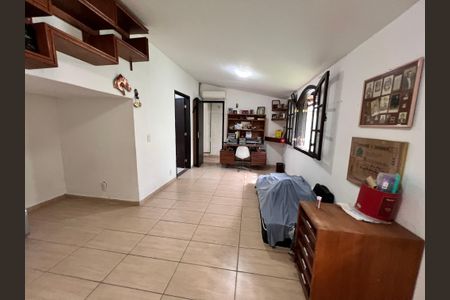 Casa à venda com 700m², 4 quartos e 2 vagas Casa à venda com 700m², 4 quartos e 2 vagasÁrea de Serviço - Quarto
