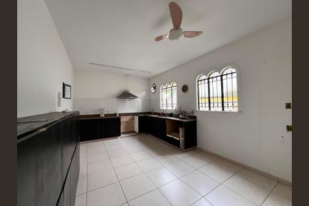 Casa à venda com 700m², 4 quartos e 2 vagas Casa à venda com 700m², 4 quartos e 2 vagasCozinha