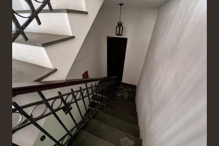 Casa à venda com 700m², 4 quartos e 2 vagas Casa à venda com 700m², 4 quartos e 2 vagasEscada