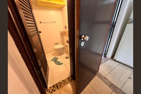 Casa à venda com 700m², 4 quartos e 2 vagas Casa à venda com 700m², 4 quartos e 2 vagasÁrea de Serviço - Banheiro