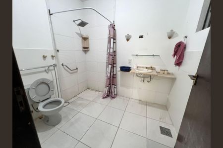 Casa à venda com 700m², 4 quartos e 2 vagas Casa à venda com 700m², 4 quartos e 2 vagasBanheiro
